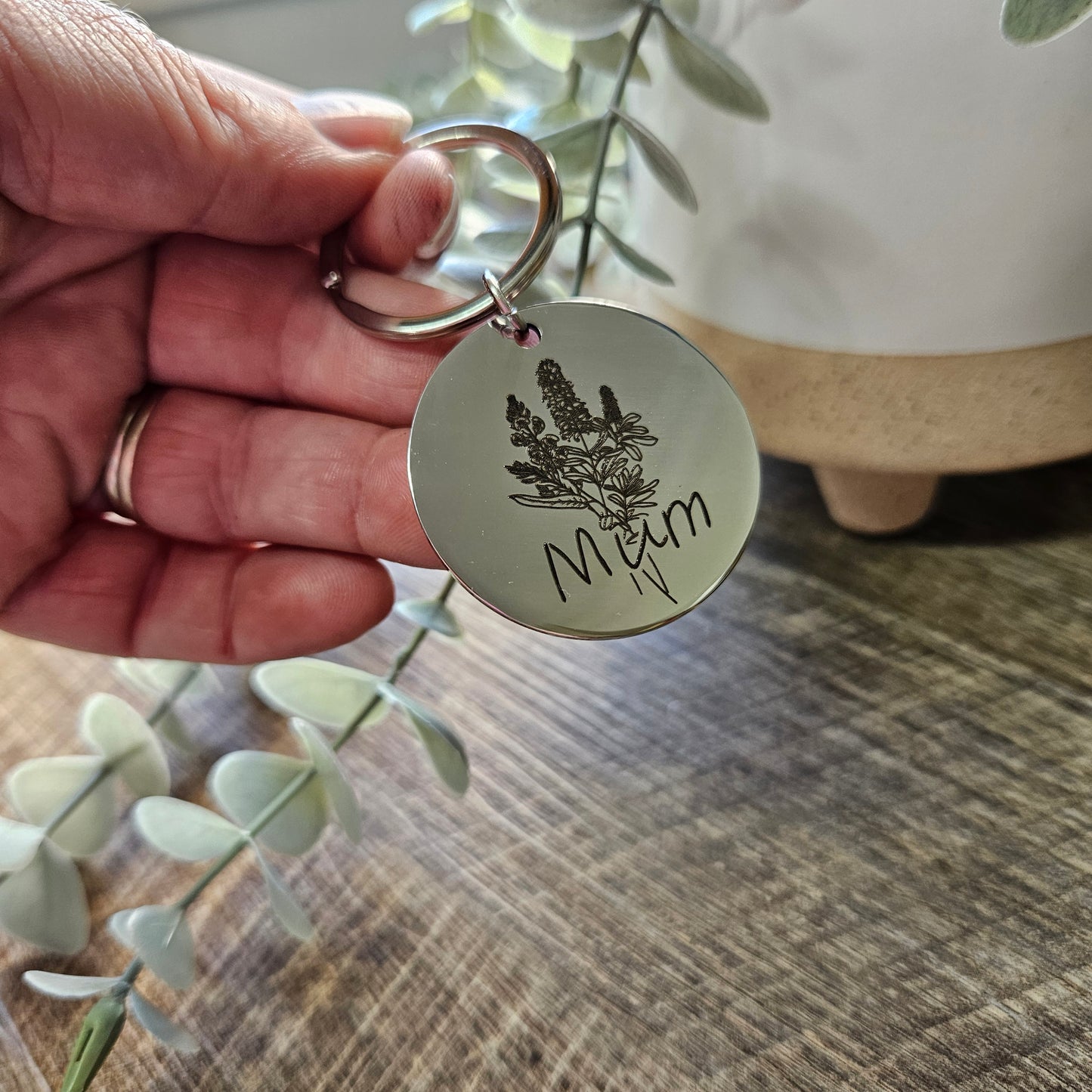 Personalised Birth Flower Keyring for Mum – Custom Engraved with Kids' Birth Months & Handwritten Text