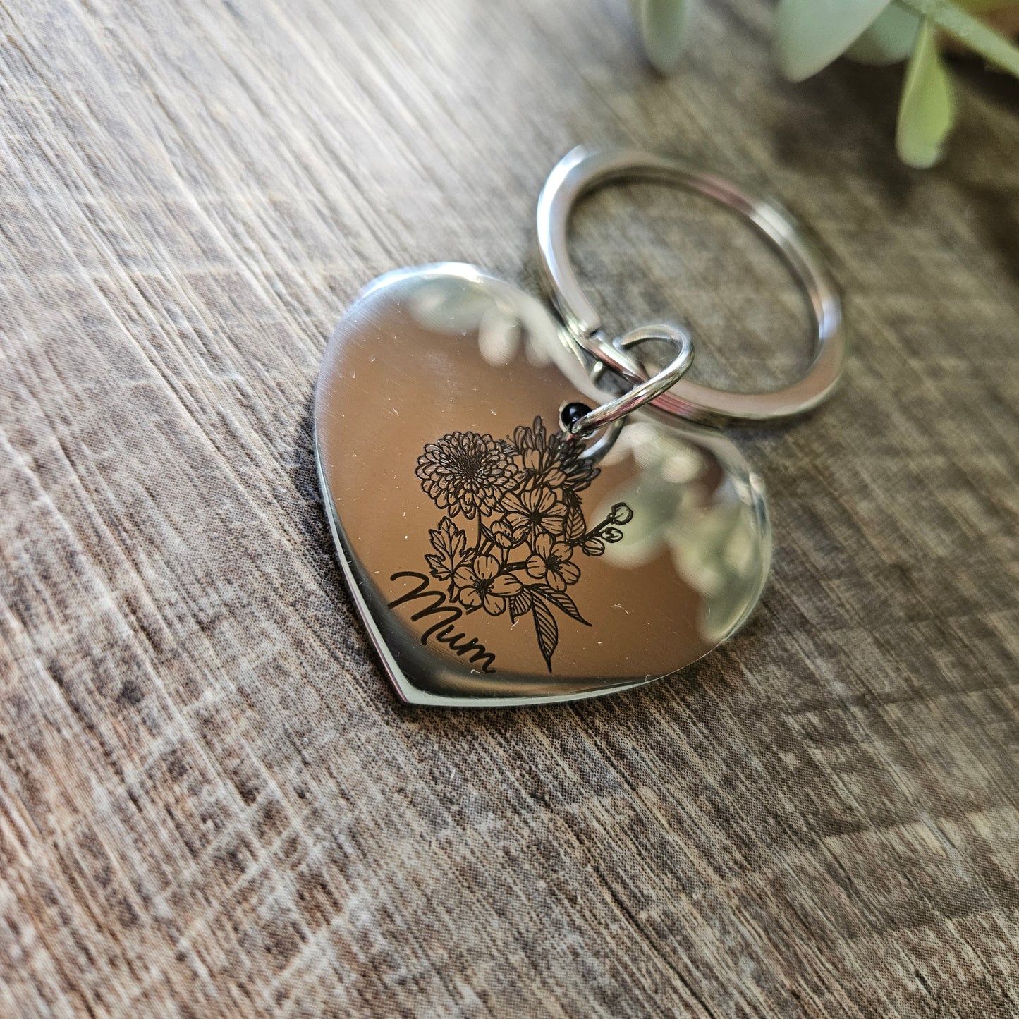 Personalised Birth Flower Keyring for Mum – Custom Engraved with Kids' Birth Months & Handwritten Text